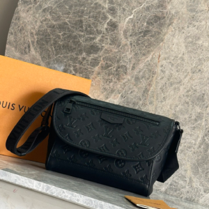 lv messenger voyager pm bags